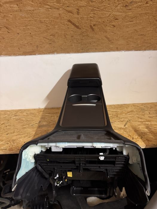 Консоль центральна Tesla Model 3