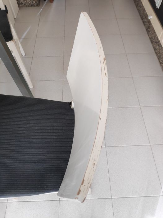 Cadeira IKEA em madeira