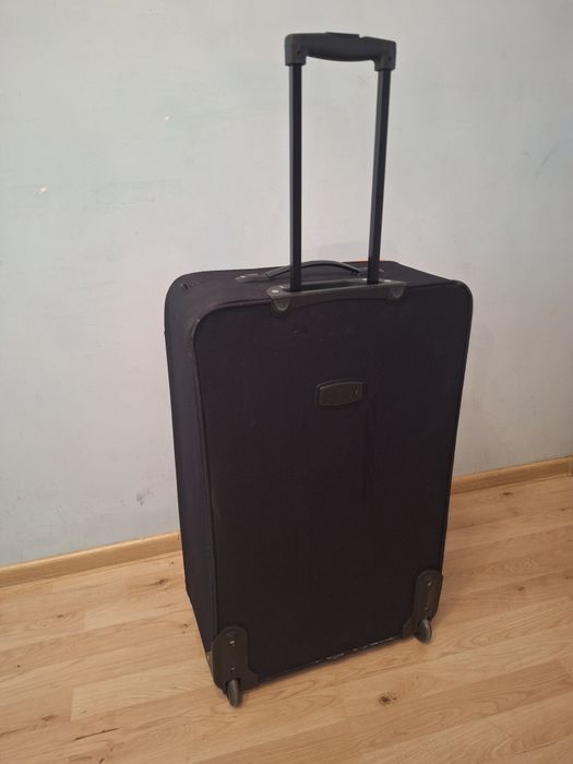 Duża walizka na kółkach