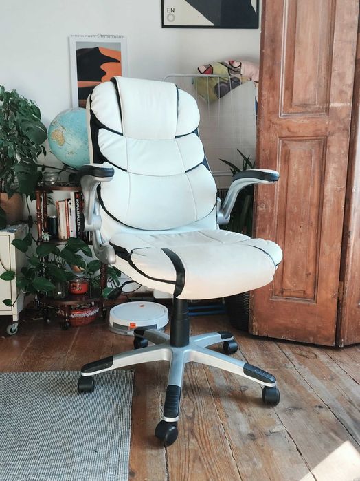 Cadeira branca para escritório/jogos - White office / game chair with wheels and swivel