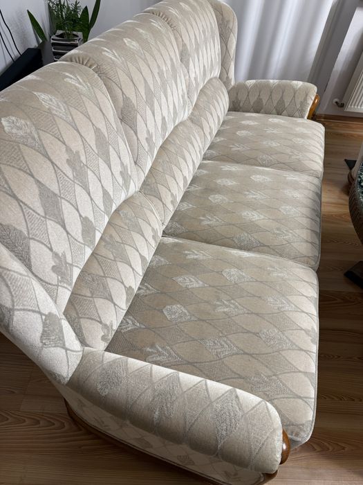 Zestaw kanapa, stół i dwa fotele