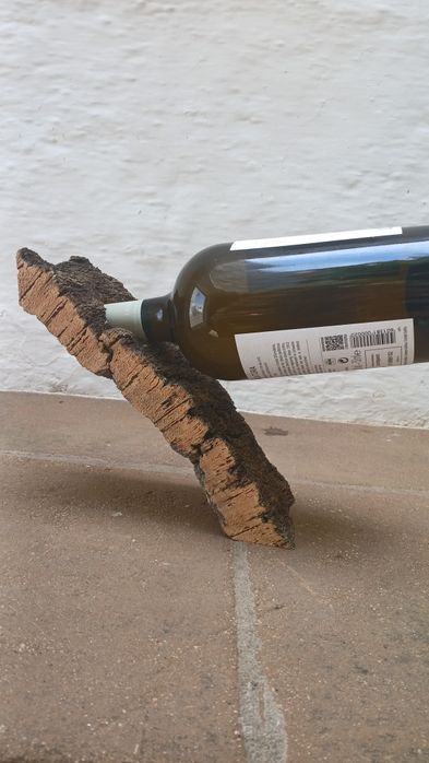 Suporte flutuante para garrafas de vinho.
