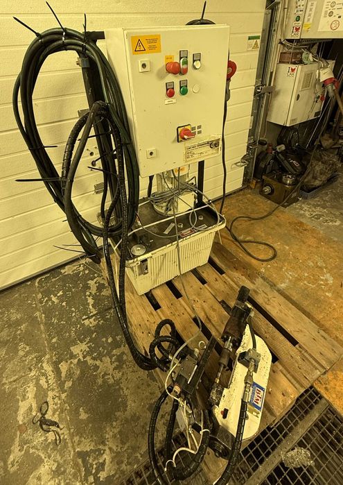 Nitownica . Prasa Tog-L-Lock łączenie blach na zimno