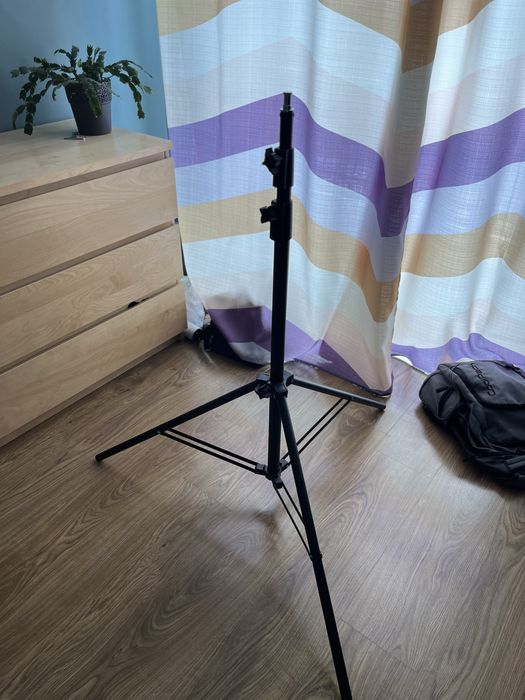Statyw studyjny fotograficzny około 250 cm wysokosci.