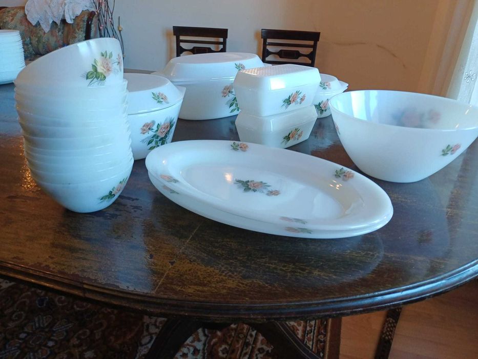 Serviço de Jantar e chá, em loiça Pyrex branco c desenho de rosas / Arcopal - France (71 Peças)