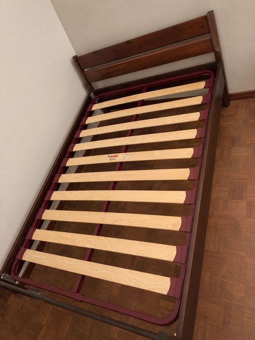 Cama de casal 140x200+ mesa de cabeceira