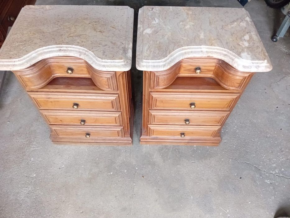 Vendo duas mesinhas de cabeceira e uma cómoda