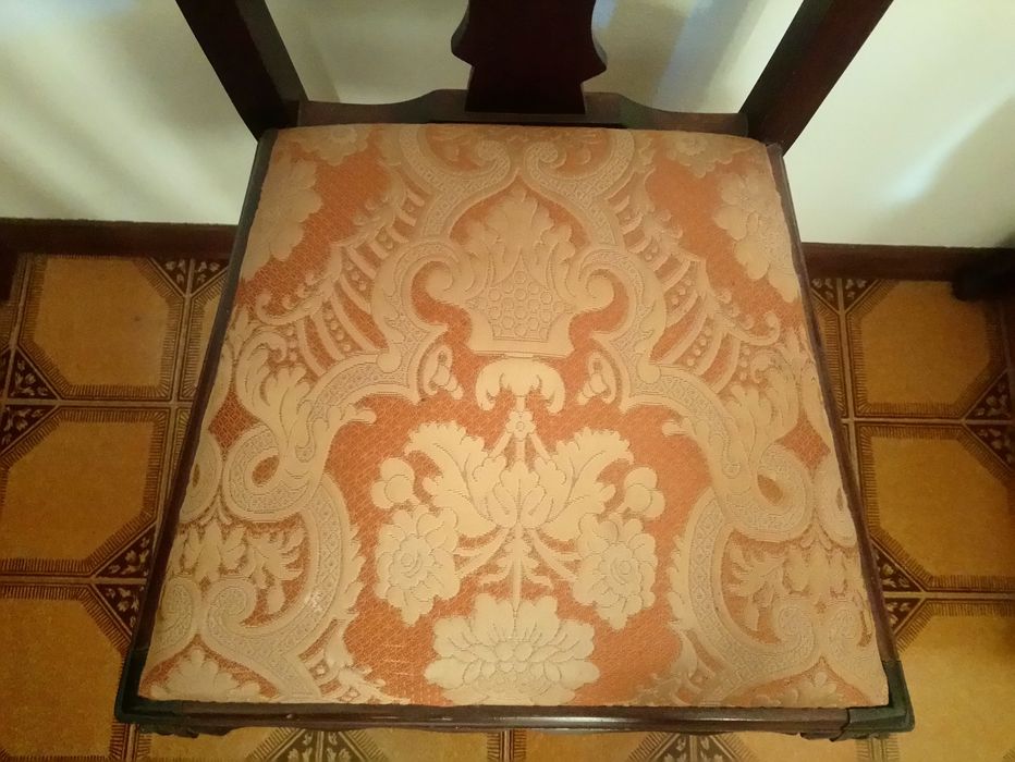 Cadeiras antigas em madeira estilo rococó.