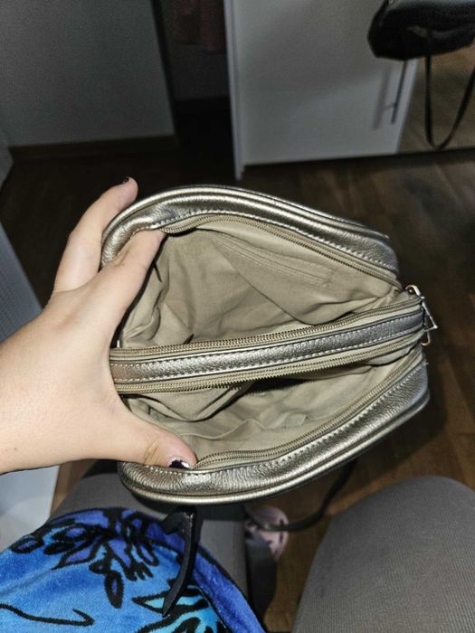 Mała torebka na długim paski na ramię srebrna z kieszonkami pojemna