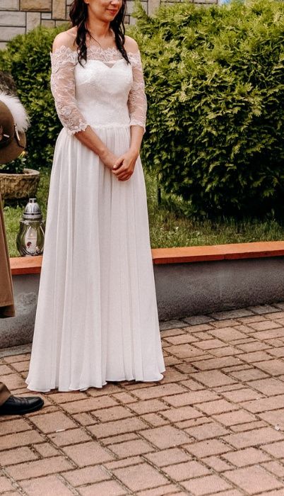 Lekka, zwiewna suknia ślubna z rozcięciem