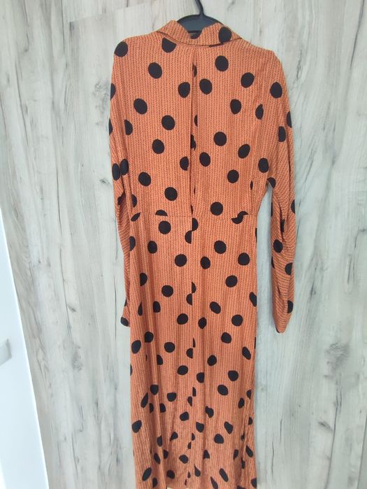 Sukienka w grochy Mango