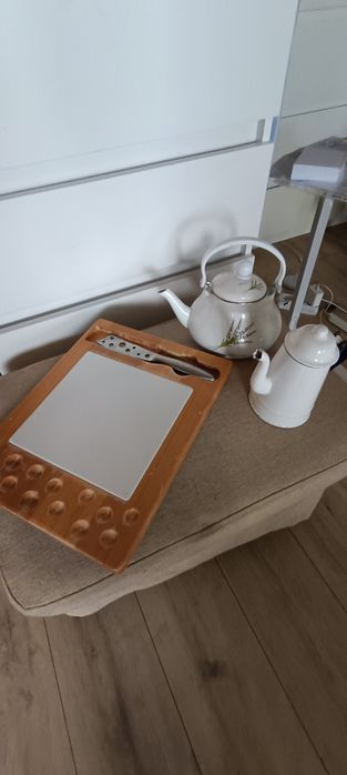 Zestaw deska do serów, czajniki PRL do herbaty i kawy.