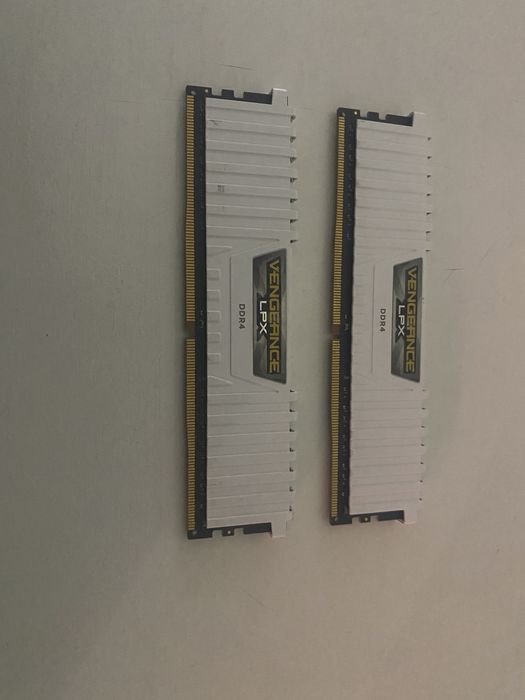 Оперативна пам'ять Corsair RGB 16GB DDR4 2*8 GB та інша пам‘ять