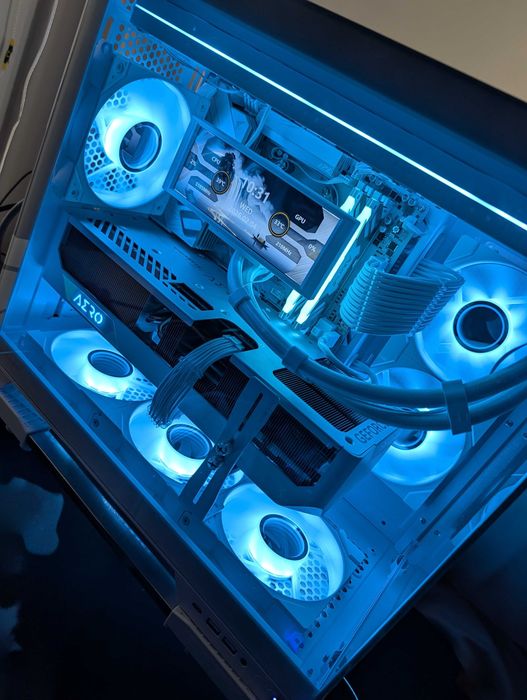 Komputer RTX 4080 S / R7 9800x3d Full White