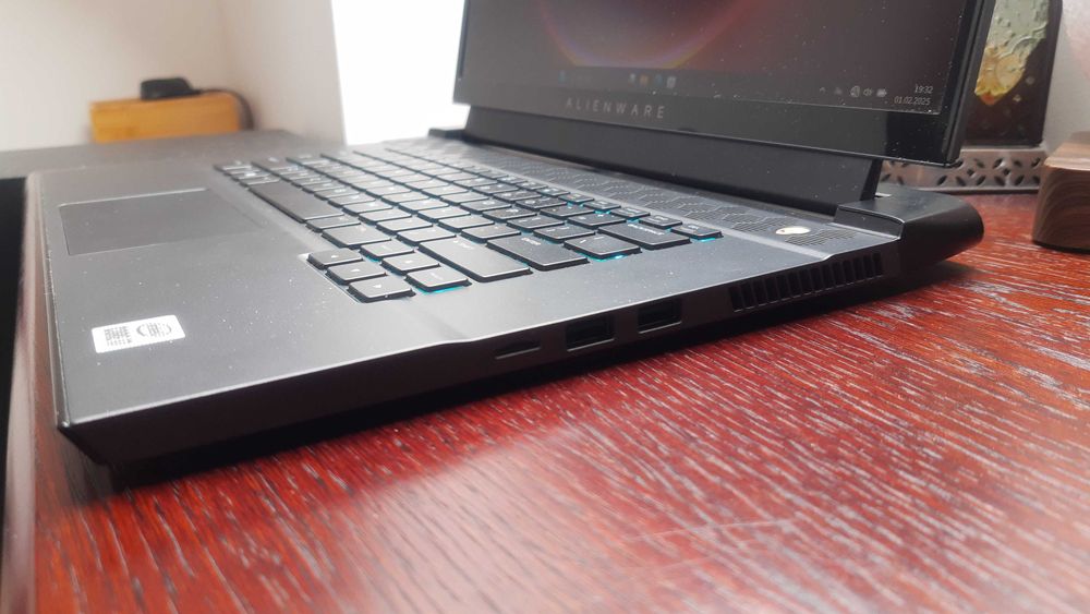 Alienware  M15 R3 i7 10gen 32GB RAM SSD 1TB Nvidia 2070 Super  8GB zam