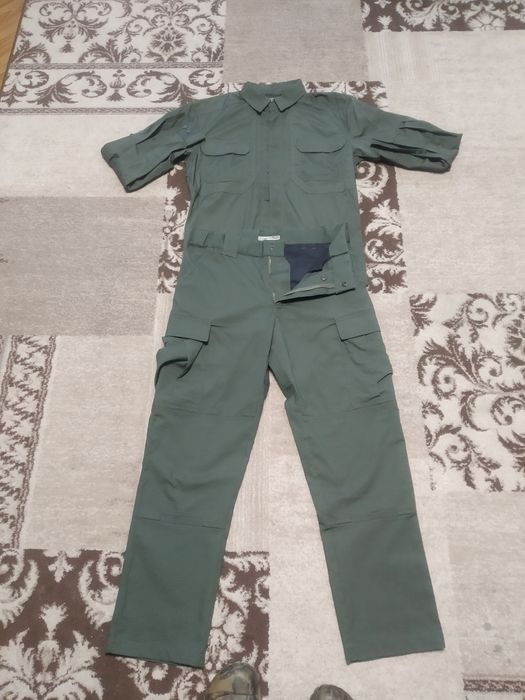 В отличном состоянии 2 футболки, и штаны с рубашкой по отличной цене