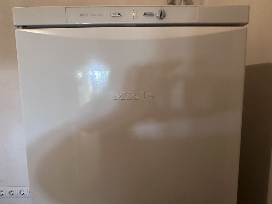 Морозильна камера Miele