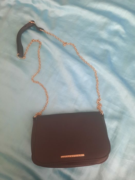 Czarna torebka na łańcuszku sinsay