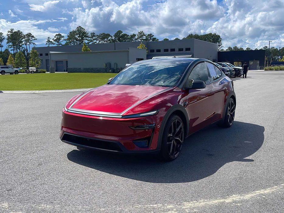 Tesla Model Y      2026