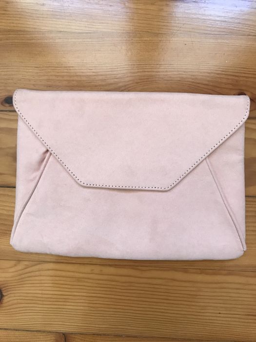 Clutch envelope em pele aveludada