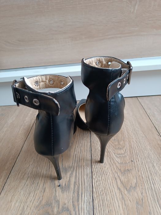 Czarne czółenka z paskiem