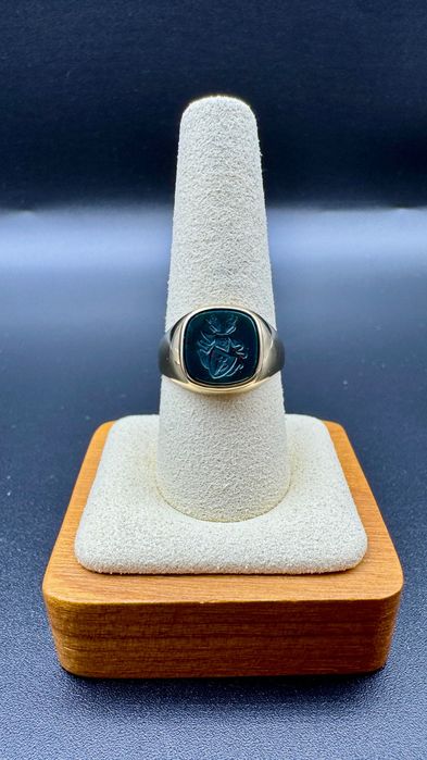 Męski złoty sygnet z herbem w krwawniku; próba: 14ct 585, waga: 6,93g, rozmiar: 21