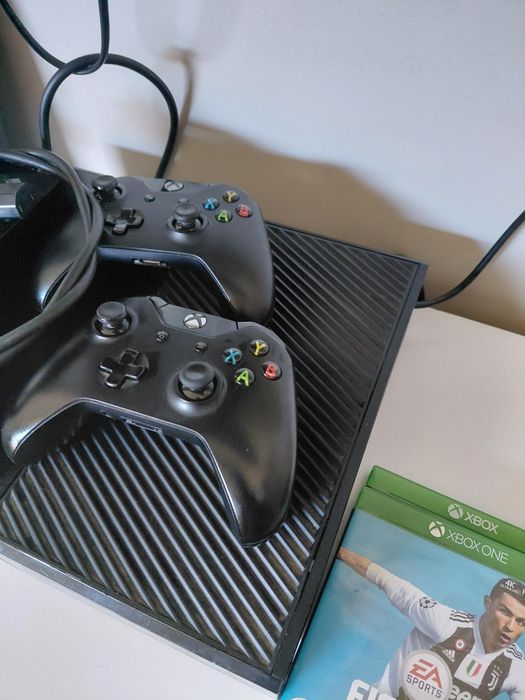 Xbox One + 2 pady + UFC 4 + FIFA 19
