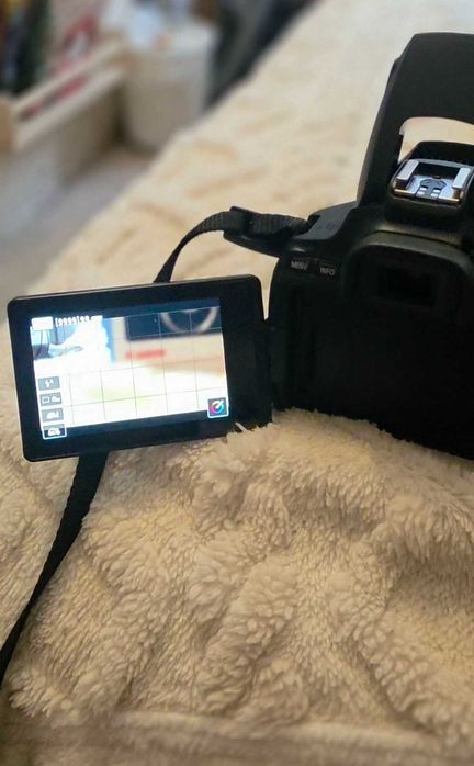 CANON EOS 250D BK EF-S 18-55 + SB130 EU 26