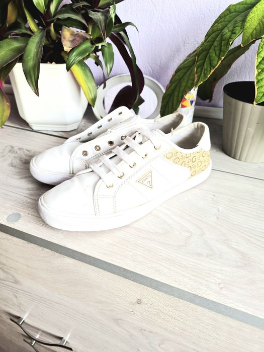 Кросівки фірмові Guess