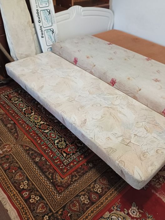 Кровать односпальная. Диван.