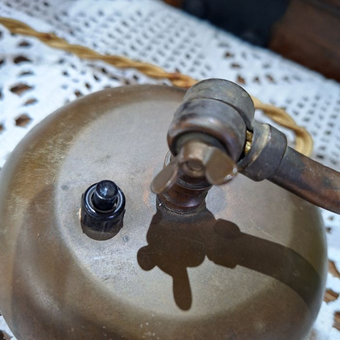 Antyczna miedziana lampa fortepianowa