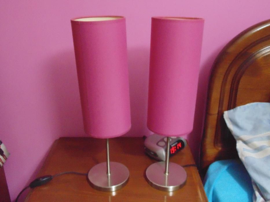 Candeeiros de  teto/parede e mesinhas cabeceiras