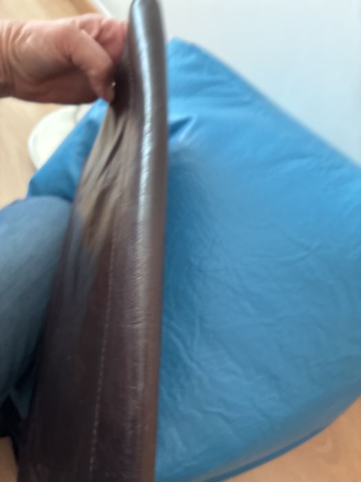 Pasta em pele castanha para documentos