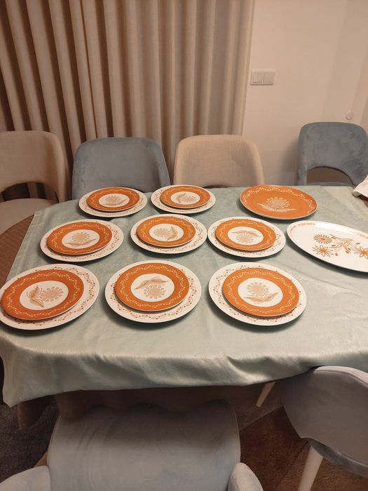 Serviço de 8 pratos de jantar e sobremesa e duas travessas da SPAL