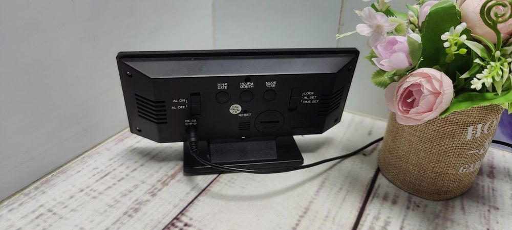 Настольные часы с LED индикацией