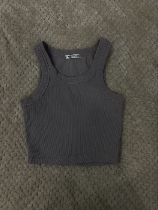 Топ сірього кольору