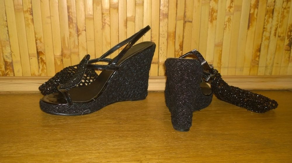 Элегантные устойчивые босоножки на танкетке