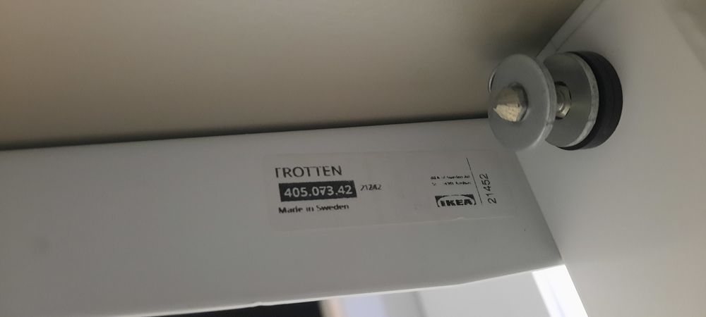 Secretária e banco alto com encosto ikea