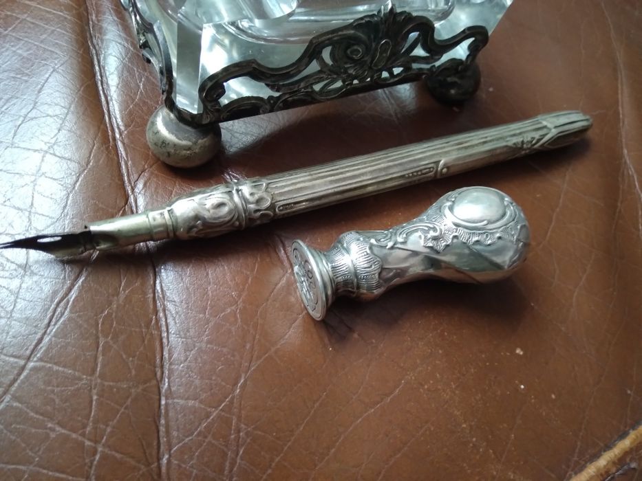 Tinteiros de prata e cristal.