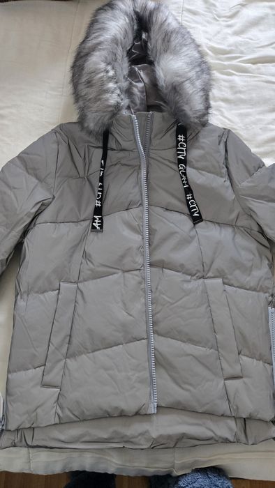 Casaco cinza prateado impermeável