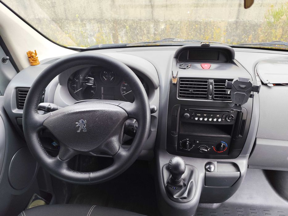 Peugeot Expert, está montada como Campervan, mas facilmente fica como carrinha de carga