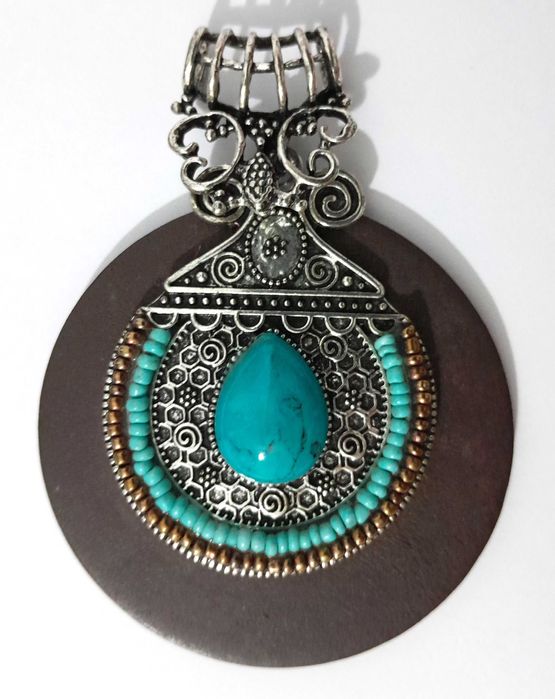 Pendente para colar estilo boho em madeira com pedra azul