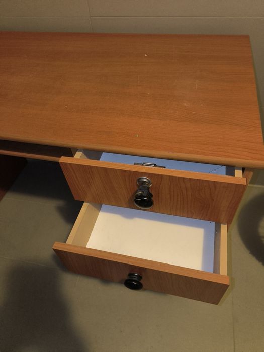 Biurko z krzesłem .