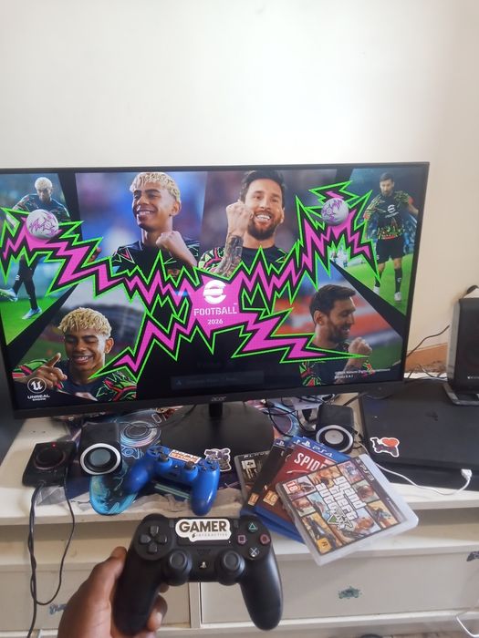 PlayStation 4 +monitor praticamente novo.