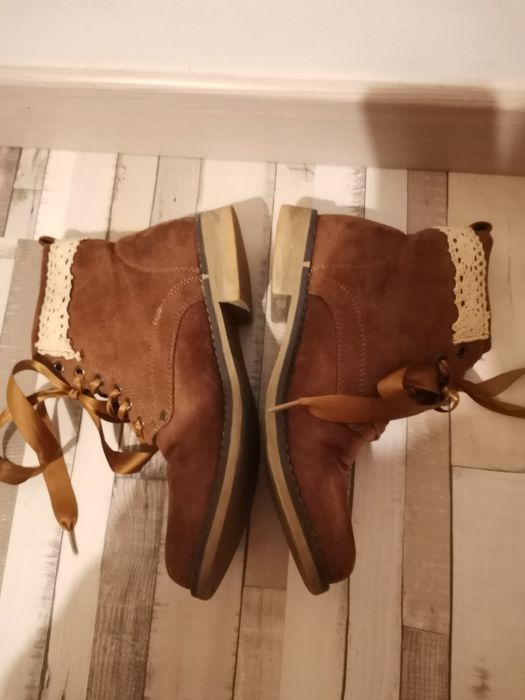 Botins com renda cetim