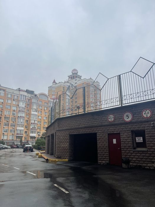 Продаж паркомісця. Пр. Володимира  Івасюка 4.