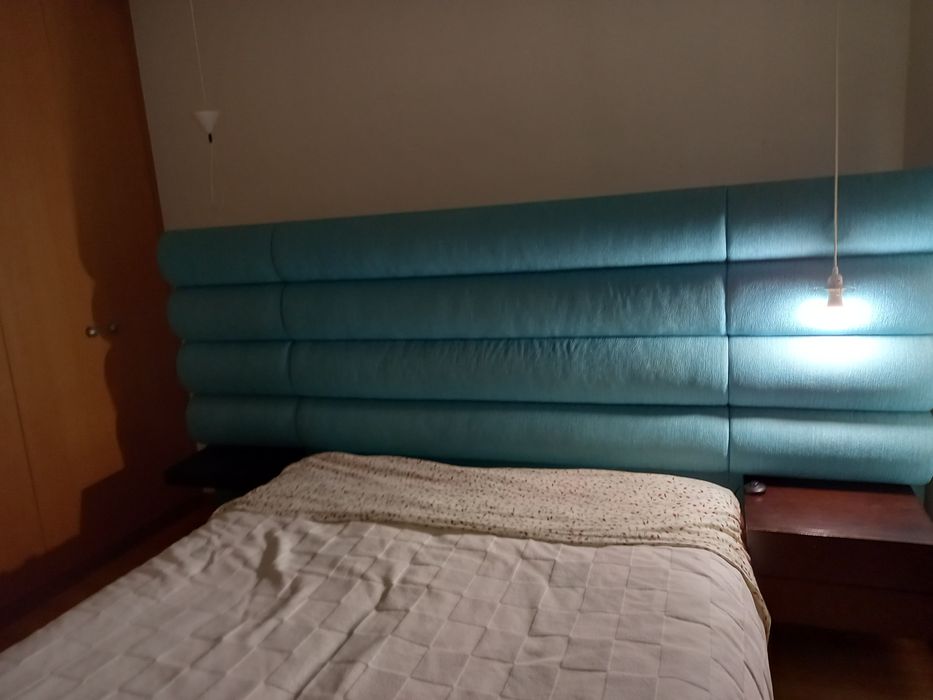 Cama de casal com cabeceira forrada