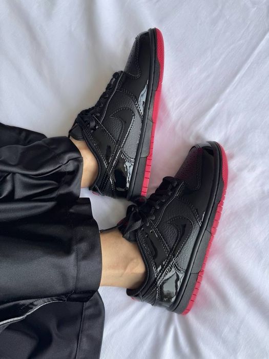 Nike SB Dunk Low « Black / Red Lacquer »