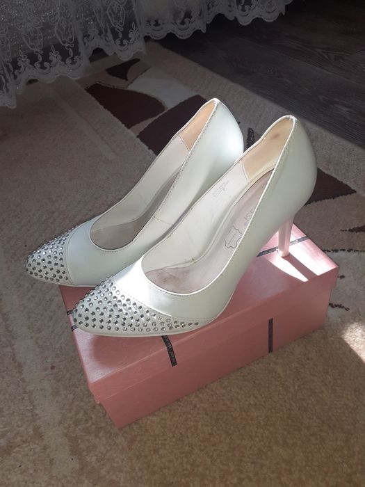 Продам туфлі весільні
