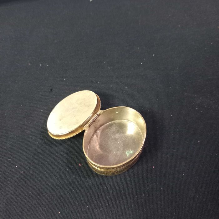 Pequena caixa oval